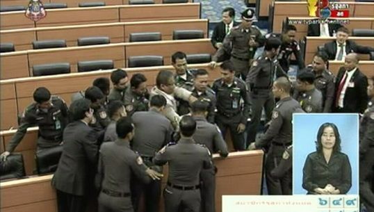 "สมศักดิ์"สั่งพักการประชุมรัฐสภาแก้ไข รธน. หลังเกิดเหตุวุ่นวาย