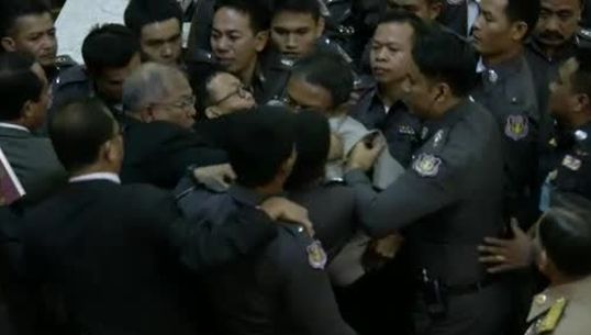 ประชุมรัฐสภาวุ่นเหตุประธานสภาสั่งหิ้ว “วัชระ” ออกจากที่ประชุมสภา