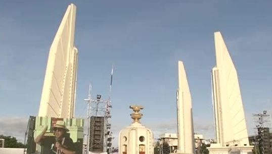 มวลชนยังปักหลักเวทีราชดำเนิน รอสัญญาณการเคลื่อนไหว 