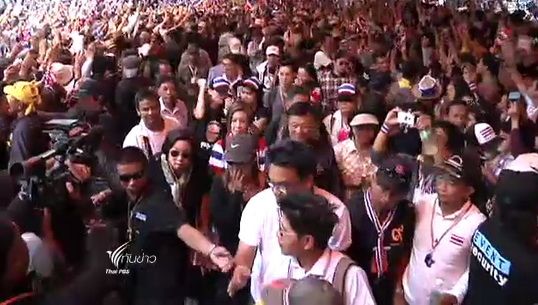 กปปส.เคลื่อนขบวนถึงถนนสีลมแล้ว 