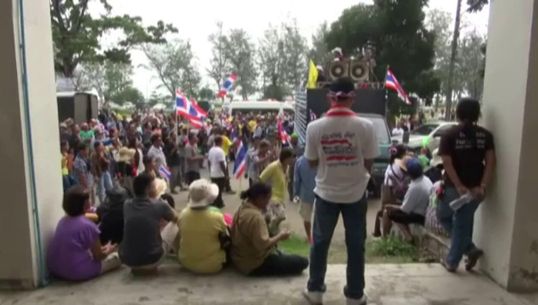 กปปส.สงขลา ปิดล้อมสถานที่รับสมัครส.ส.วันที่ 3-จนท.ยุติการรับสมัครแล้ว