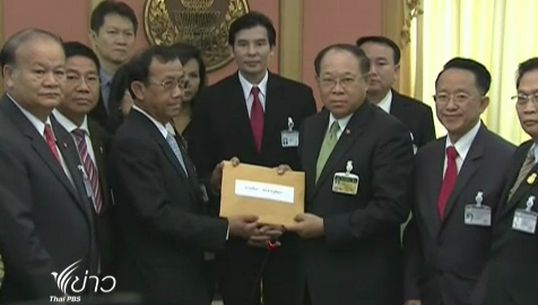 "ปชป." ยื่นฟ้อง "เพื่อไทย" - "เพื่อไทย" ยื่นถอด 6 ส.ส. "ปชป." หลังอภิปรายฯ
