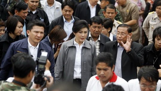 "ยิ่งลักษณ์"ลงพื้นที่ภาคใต้ อนุมัติตั้งศูนย์รักษาความปลอดภัยครู