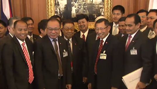 กวป.ชุมนุมหน้าศาลรัฐธรรมนูญ กดดัน"ตุลาการ"ถอดถอนจากตำแหน่ง 