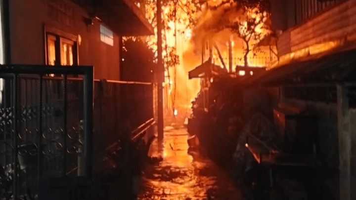 Late-night fire guts 6 houses in Bangkok’s Dusit district, 1 injured