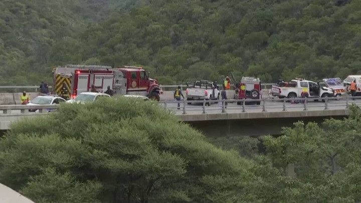 รถโดยสารตกเขาในแอฟริกาใต้ตาย 45 ศพ เด็ก 8 ขวบรอดชีวิต