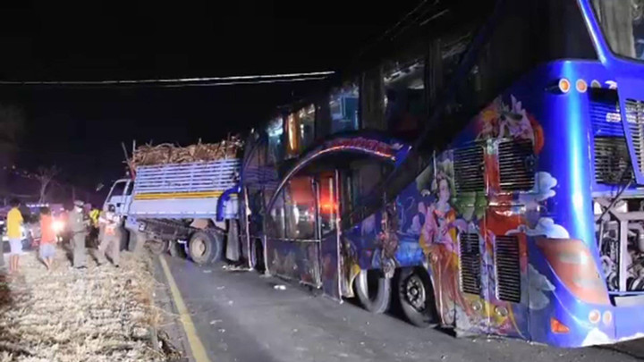 รถบัสนักเรียนทัศนศึกษา ชนท้ายรถบรรทุกอ้อย เสียชีวิต 1 เจ็บ 47 