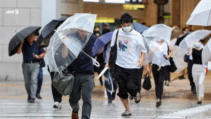 ไต้ฝุ่นแลงขึ้นฝั่งญี่ปุ่น ยกเลิก 900 เที่ยวบิน-อพยพคนนับแสน