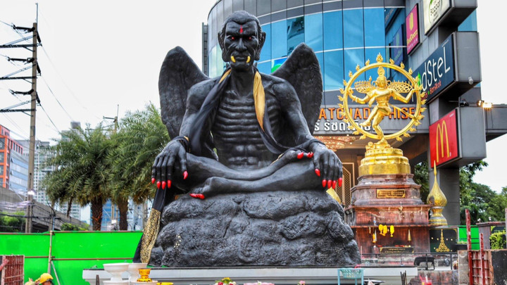 ประชาชนแห่กราบไหว้ขอพร “ครูกายแก้ว” 