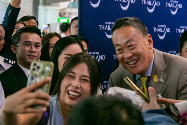  "เศรษฐา" ต้อนรับไฟลท์แรก "วีซาฟรี" มอบพวงมาลัย-กางเกงช้าง
