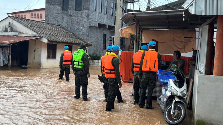 อัปเดต "น้ำท่วม" สุโขทัย เตือนประชาชนเร่งยกของขึ้นที่สูง