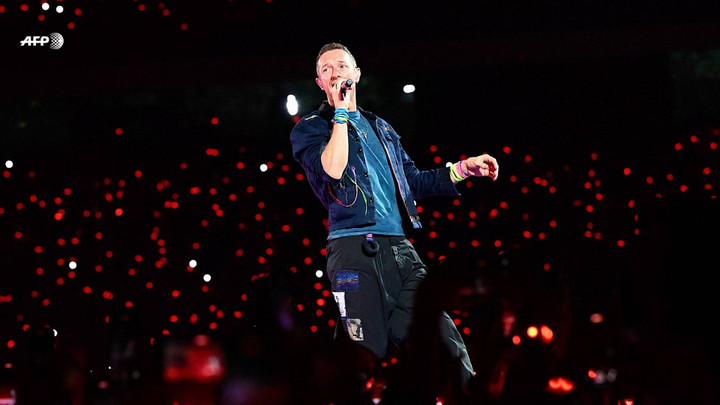 ปรับแผนใหม่ "Coldplay" แจ้งแฟนเพลงแต่งหน้าก่อนขึ้นจอยักษ์