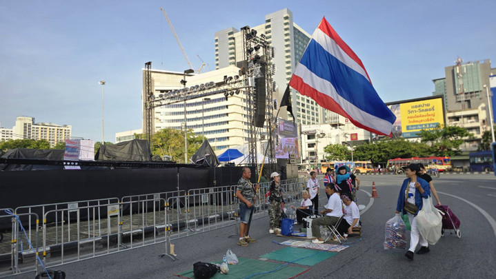 กลุ่มมวลชนชุมนุมอนุสาวรีชัยฯ ให้กำลังใจทหาร-เรียกร้องนายกฯ ลาออก-พรรคร่วมถอนตัว
