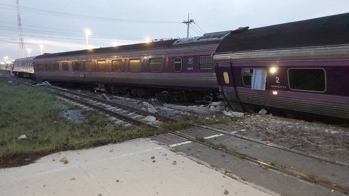 รถไฟด่วนพิเศษ "สุไหงโกลก-กรุงเทพอภิวัฒน์" ตกรางที่กุยบุรี 