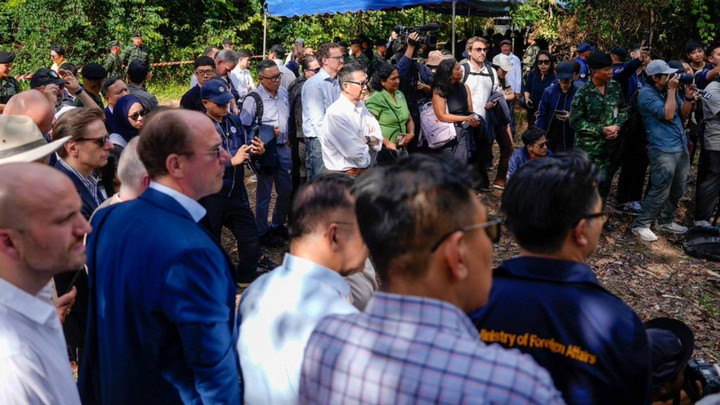 มาริษนำทีมทูตขึ้น "ภูมะเขือ" ชมทุ่นระเบิดที่เก็บกู้ได้