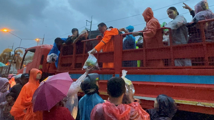 นายกฯ เยี่ยมผู้ประสบภัยน้ำท่วมหาดใหญ่ เร่งสำรวจอนุมัติเงินเยียวยา​