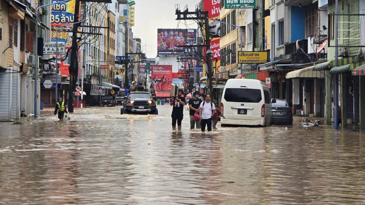 สงขลาประกาศเขตภัยพิบัติ 10 อำเภอ - นักท่องเที่ยวติดค้างหาดใหญ่ทยอยอพยพ