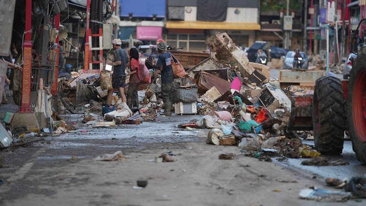 คพ.ลุยจัดการ "ขยะ-น้ำเสีย" หลังน้ำท่วมสงขลา หาที่พักขยะก่อนกำจัด