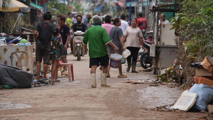 "หาดใหญ่" ลุยทำความสะอาดหลังน้ำท่วม ขยะล้นทาง-น้ำไฟยังไม่ครบ