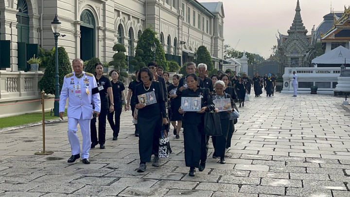 ประชาชนเข้ากราบถวายบังคมพระบรมศพ "สมเด็จพระบรมราชชนนีพันปีหลวง"