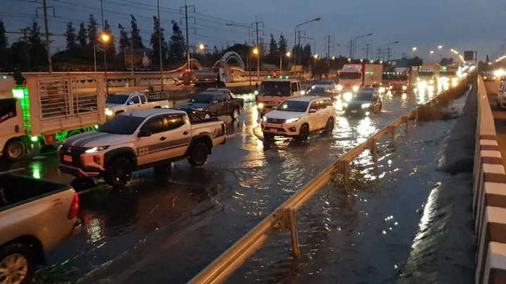 พระราม 2น้ำทะเลหนุนสูง 4 เมตร ส่งผลจราจรติดขัดแนะประชาชนเลี่ยงเส้นทาง