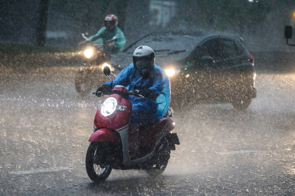 สภาพอากาศวันนี้ "กลางตอนล่าง-ตะวันออก-ใต้" ฝนตกหนัก