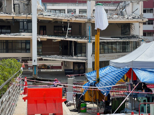 คืบหน้าซ่อมถนนสามเสนทรุด จนท.ถมทรายต่อเนื่องอีก 2.65 ม.ถึงผิวจราจรเดิม