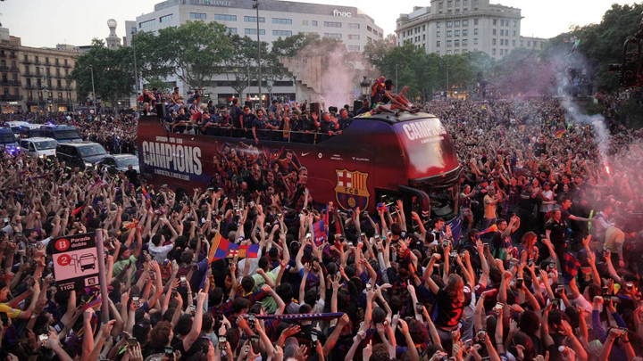 บาร์เซโลนา จัดขบวนพาเหรดฉลอง 3 แชมป์อย่างยิ่งใหญ่
