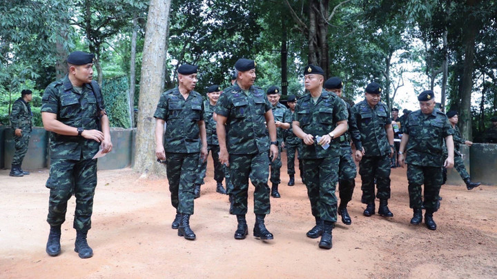 ผบ.ทบ.-มทภ. 2 เยี่ยมกำลังพลสุรินทร์ ถกแผนรับมือสถานการณ์ฉุกเฉิน