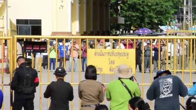 ด่านคลองลึกยังตรวจเข้ม คนไทยข้ามแดนไปกัมพูชา 