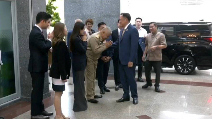 ผู้ว่าฯ ปราจีนบุรีนำมาลัยไหว้ขอโทษ "อนุทิน" ปมแต่งตั้งคนจีนที่ปรึกษา