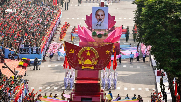 ธงแดงโบกสะบัด เวียดนามรำลึก "วันรวมชาติ" ครั้งประวัติศาสตร์