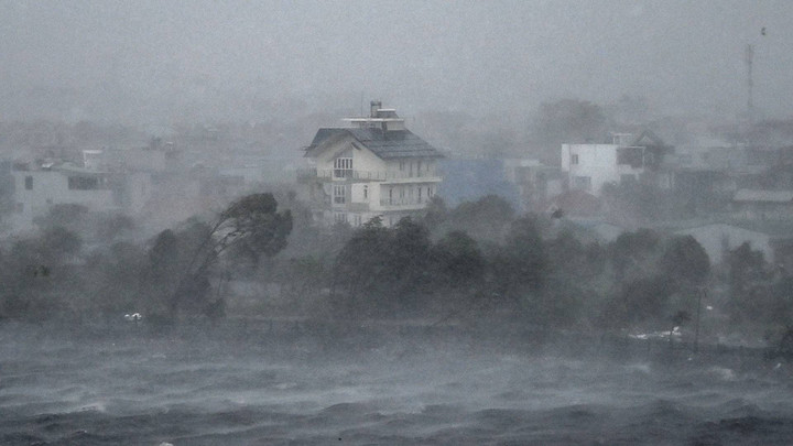 พายุยางิ ถล่มเวียดนาม ฝนตกหนัก ต้นไม้หักโค่น ตาย 1 อพยพ 2 หมื่นคน