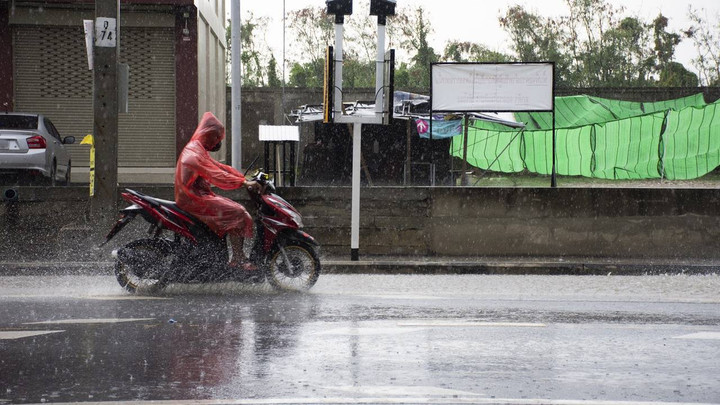 สภาพอากาศวันนี้ "ภาคตะวันออก-ใต้" ฝนตกหนัก อันดามันคลื่นแรงถึง 6 มิ.ย.