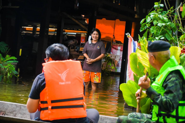 ชาวบ้าน “ศรีสงคราม” ขอไม่อพยพหนีน้ำ ทหารลงชุมชนดูแลสุขภาพ