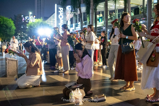 เก็บตกบรรยากาศ ประชาชนร่วมขอพร "พระตรีมูรติ" ช่วงวันวาเลนไทน์