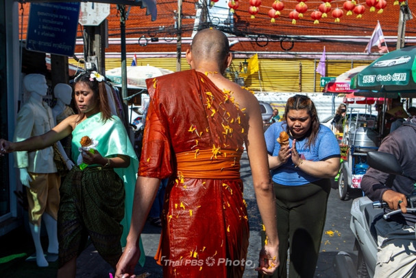 ชุมชนหลังวัดอรุณร่วมสืบสานสงกรานต์ สรงน้ำพระ-รดน้ำดำหัว สานสัมพันธ์ฉันท์ชาวบ้าน