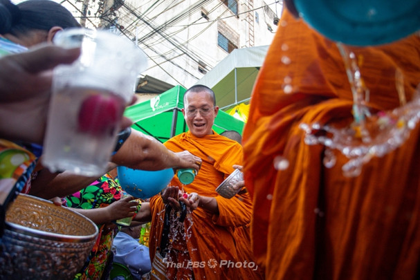 เปียกก็ดี บุญก็ได้! สงกรานต์วิถีชุมชนหลังวัดอรุณ