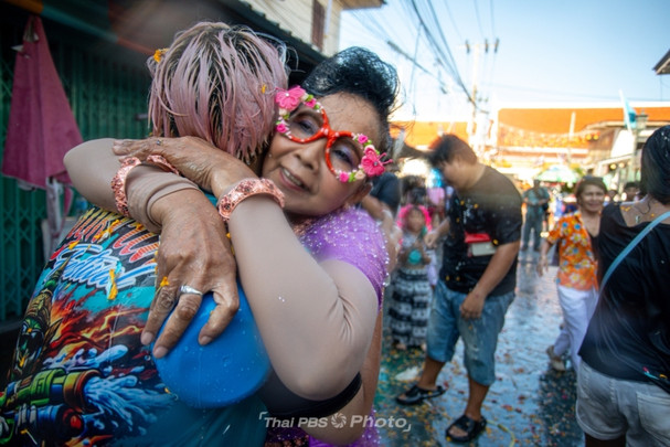 เปียกก็ดี บุญก็ได้! สงกรานต์วิถีชุมชนหลังวัดอรุณ