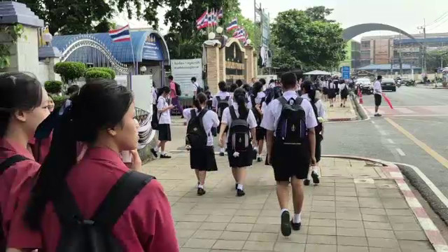 โรงเรียนเปิดเทอม ค้าขายเริ่มกลับมาคึกคัก