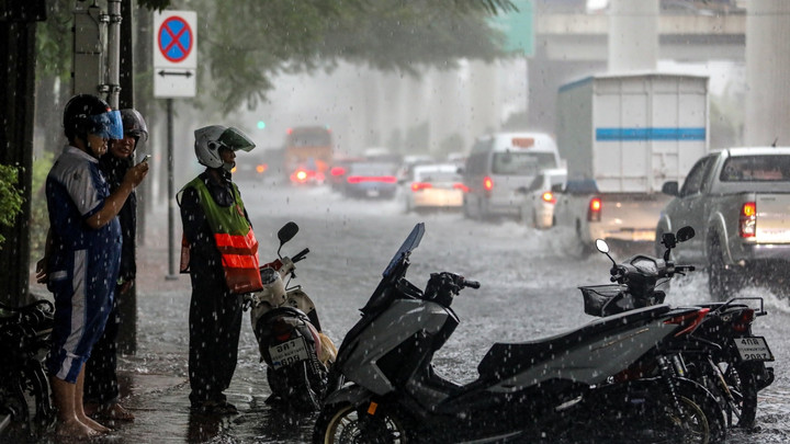 สภาพอากาศวันนี้ ทั่วไทยฝนตกหนัก กทม.มีฝนตกร้อยละ 60 ของพื้นที่