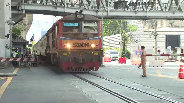 สำรวจจุดตัดทางรถไฟ หลังเหตุรถไฟชนรถเมล์ ครบ 1 สัปดาห์ พบยังมีรถฝ่าฝืนกฎ
