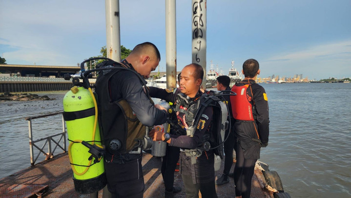 นักประดาน้ำ-อาสาสมัครกู้ภัย ระดมค้นหา 2 เด็กชาย จมน้ำหายขณะเล่นน้ำเจ้าพระยา