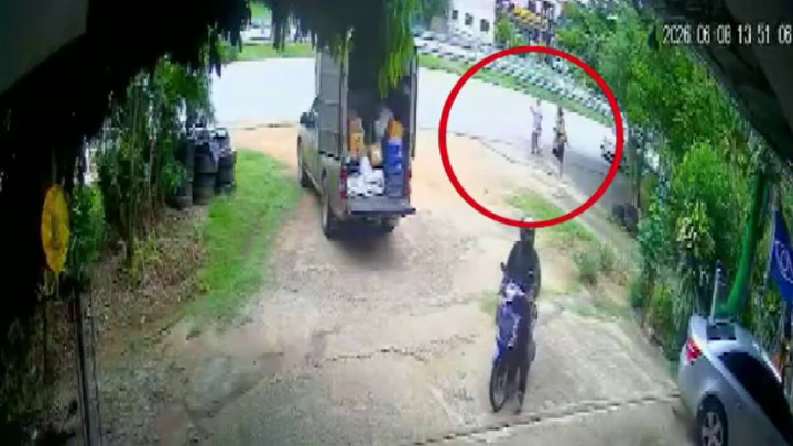 คลิปนาที ผช.ผู้ใหญ่บ้านขับกระบะชนเด็ก 2 ขวบเสียชีวิต พ่อ-แม่บาดเจ็บ