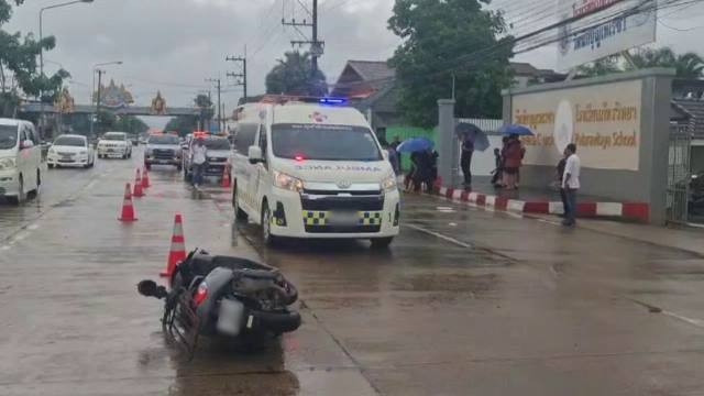 กระบะขนชาวจีนลอบเข้าเมือง ขับย้อนศรหนี ตร. พุ่งชนไรเดอร์เสียชีวิต