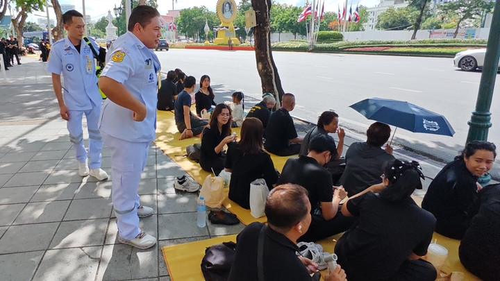 จิตอาสาร่วมดูแลประชาชนรอรับขบวนพระศพ "เจ้าฟ้าพัชรกิติยาภาฯ"