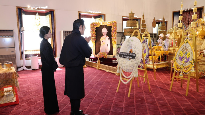 "กษัตริย์จิกมี-พระราชินีภูฏาน" เสด็จวางพวงมาลาสักการะหน้าพระโกศพระศพ "เจ้าฟ้าพัชรกิติยาภาฯ"