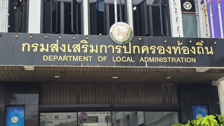 สื่อเกาะติดทั้งวัน สถ.ยังไร้คำชี้แจง ผลตรวจคะแนนใหม่กว่า 15,000 ราย