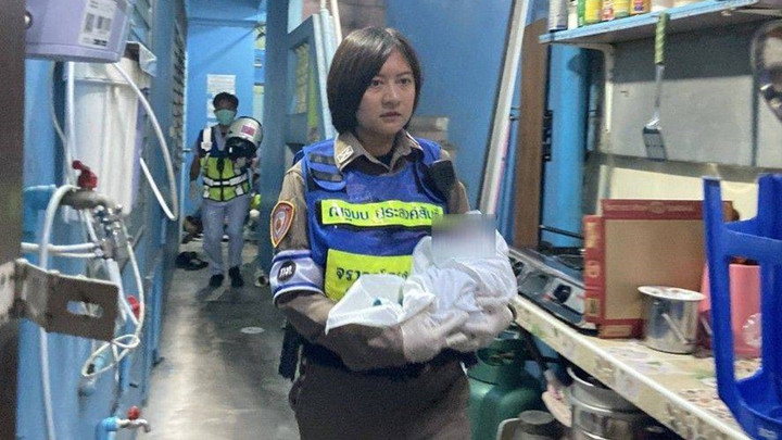 ชื่นชม! ตำรวจจราจรหญิง ช่วยสาวคลอดลูกในห้องน้ำ ทารกแฝดปลอดภัย