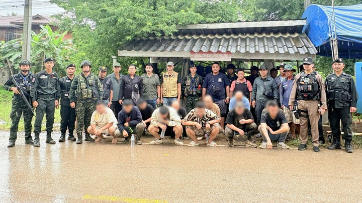 จนท.คุมตัว 12 ชาวจีนลักลอบเข้าเมืองโดยผิดกฎหมาย อ.แม่สอด จ.ตาก